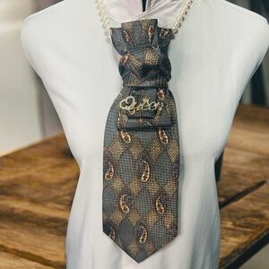 Luxurious Paisley Patterned Necktie with Gold Queen Brooch